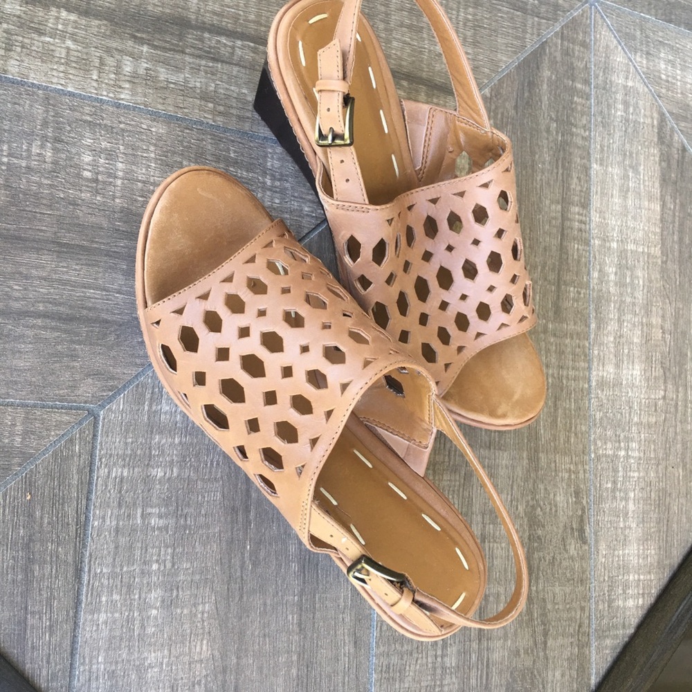B Makowsky Wedge Sandals
